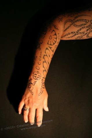 049.tattoo-paris-bras-polynesien-main-hand-lompre 